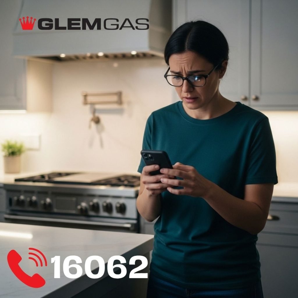 عميل يبحث من هاتفه المحمول عن رقم مركز صيانة جليم جاز الموثوق لإصلاح عطل البوتاجاز داخل المطبخ.